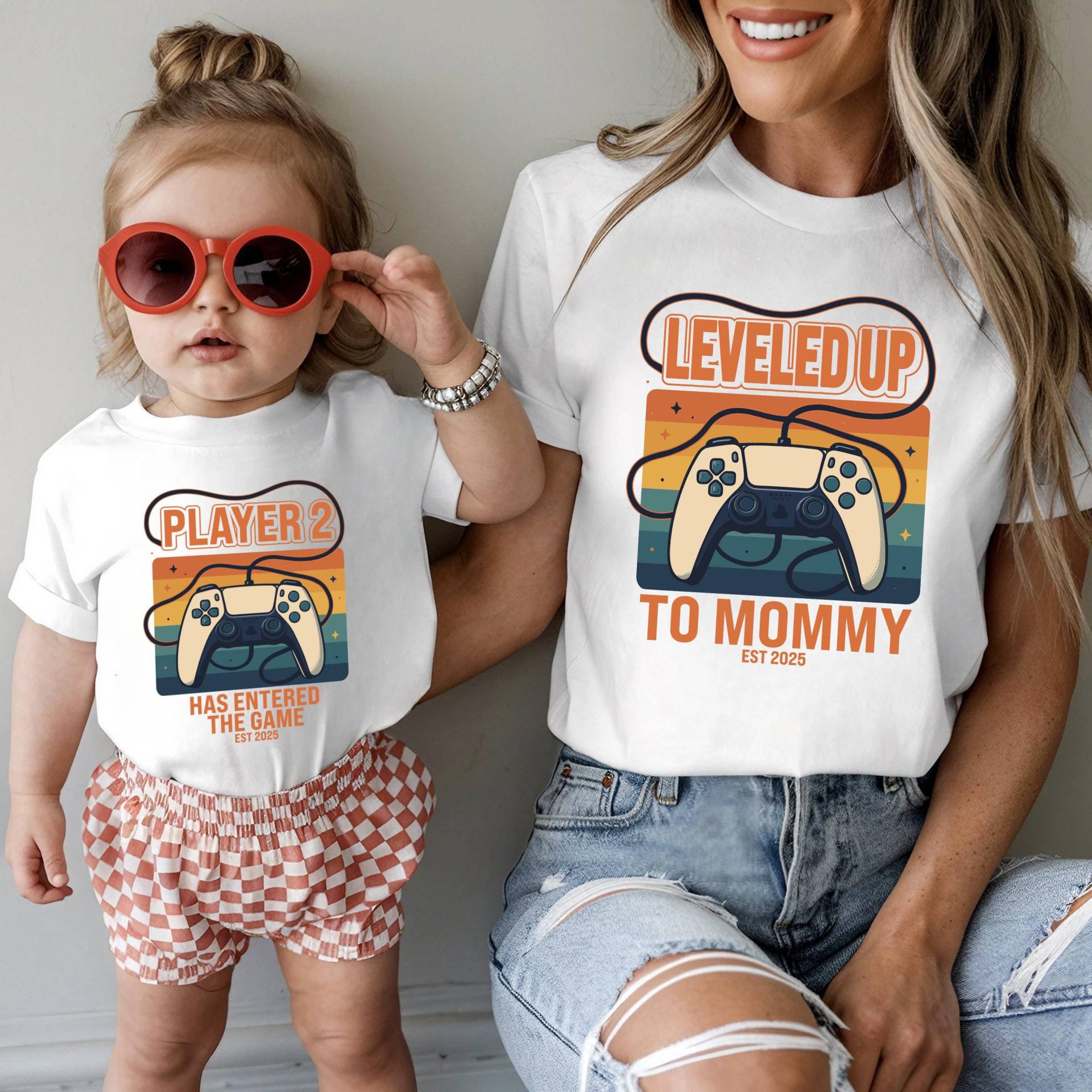 Leveled Up To Mommy & Player 2 Shirts Für Mutter Tochter Outfit, Passendes Gamer Partnerlook Baby Geschenk Neugeborene Babybody Bedruckt von MillionThreads