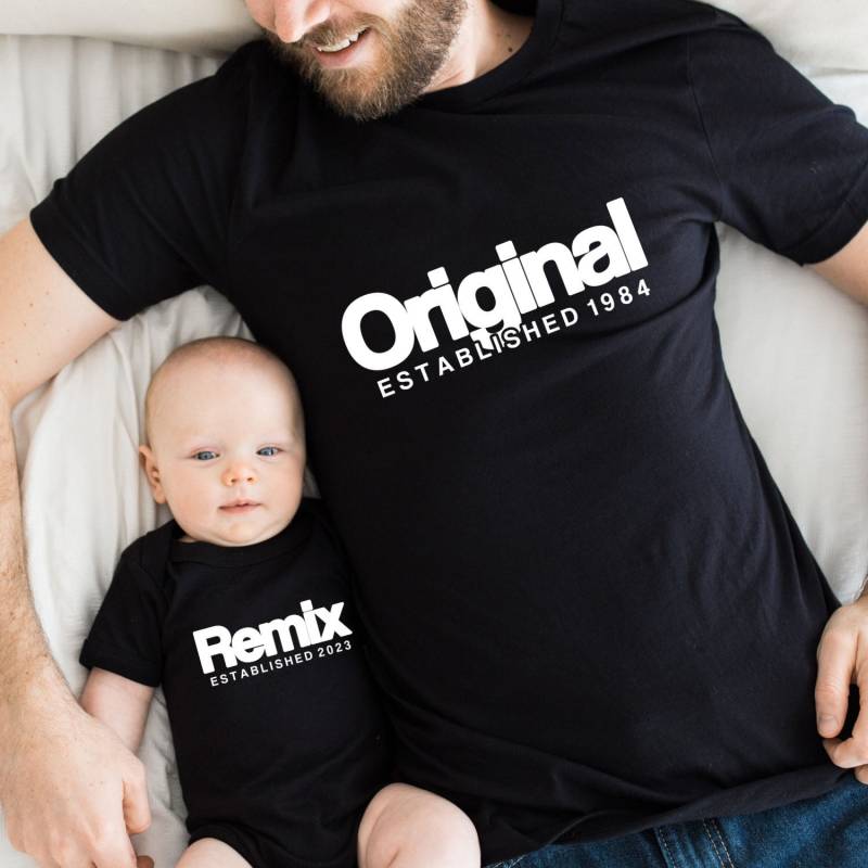 Vater Sohn Partnerlook Original Remix Est Shirts Mutter Tochter Outfit Wunschdatum Schwangerschaft Ankündigung & T-Shirts Unisex von MillionThreads