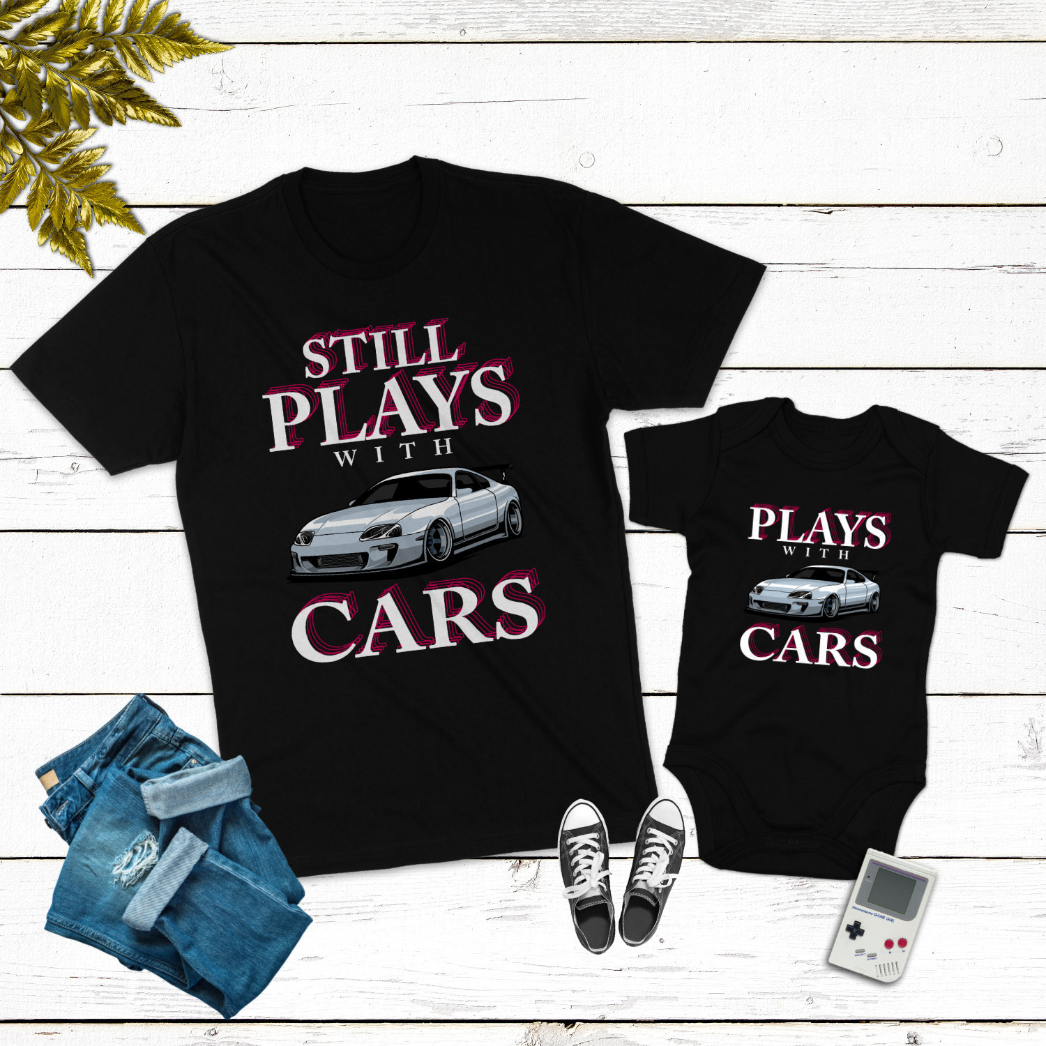 Vater Sohn Partnerlook Shirt Plays With Cars & Still Plays - Papa Geschenk Und Babybody Bedruckt Familienshirts Outfit von MillionThreads