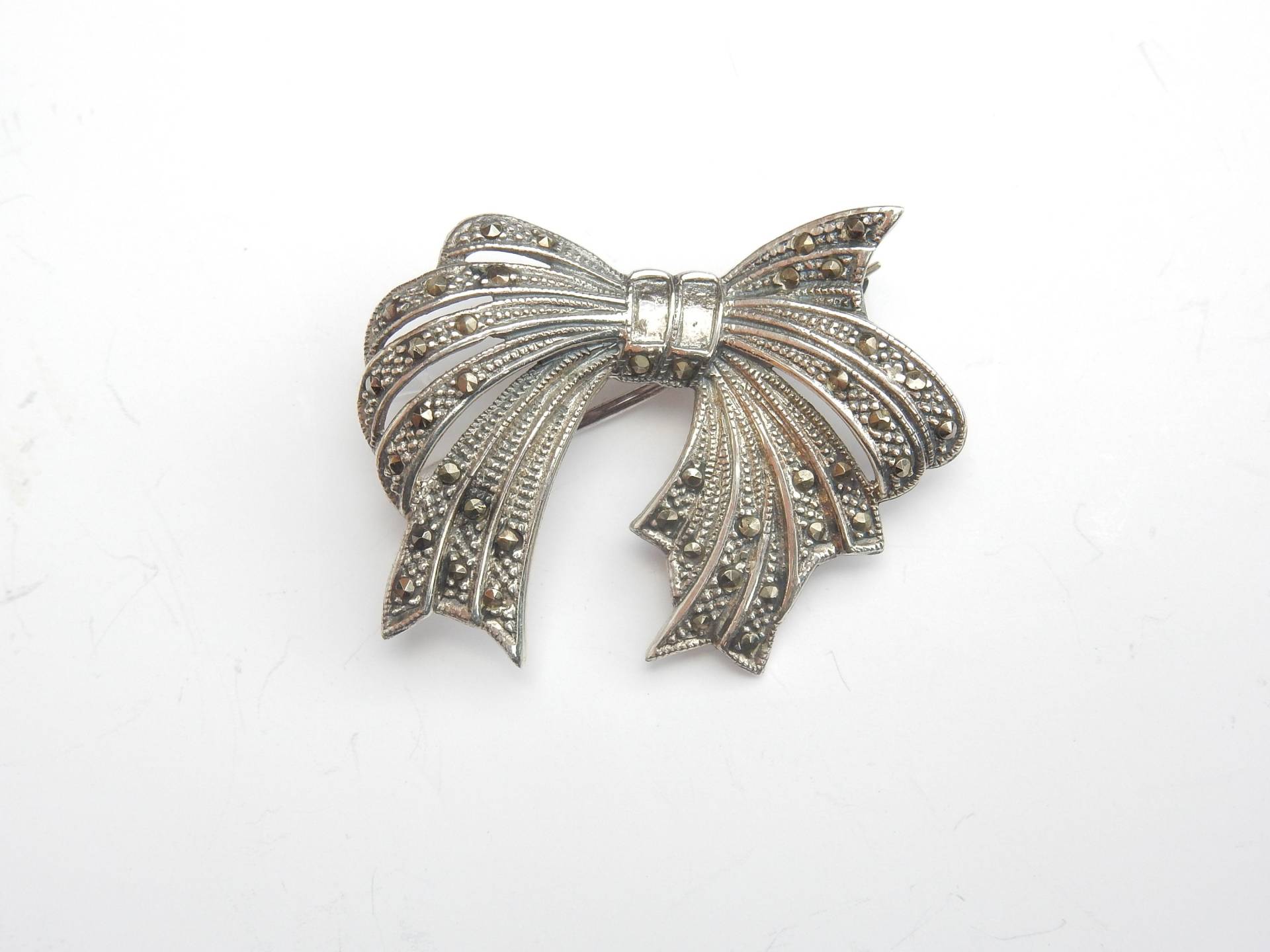 Vintage Bändchen Brosche Sterling Silber Marcasite Vintage Bändchen Brosche Sterling Silber Marcasite von MillysMarvelsVintage