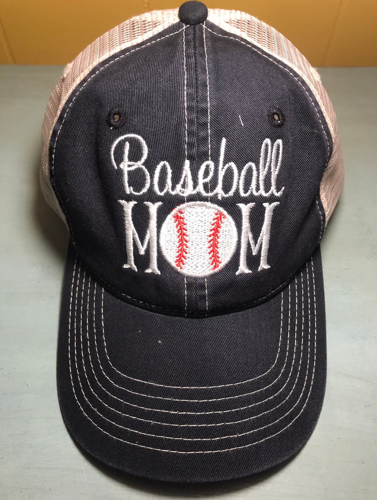 Baseball Mom Bestickt Mit Monogramm Pigment Gefärbt Personalisierte Baseballkappe von MiloNBee