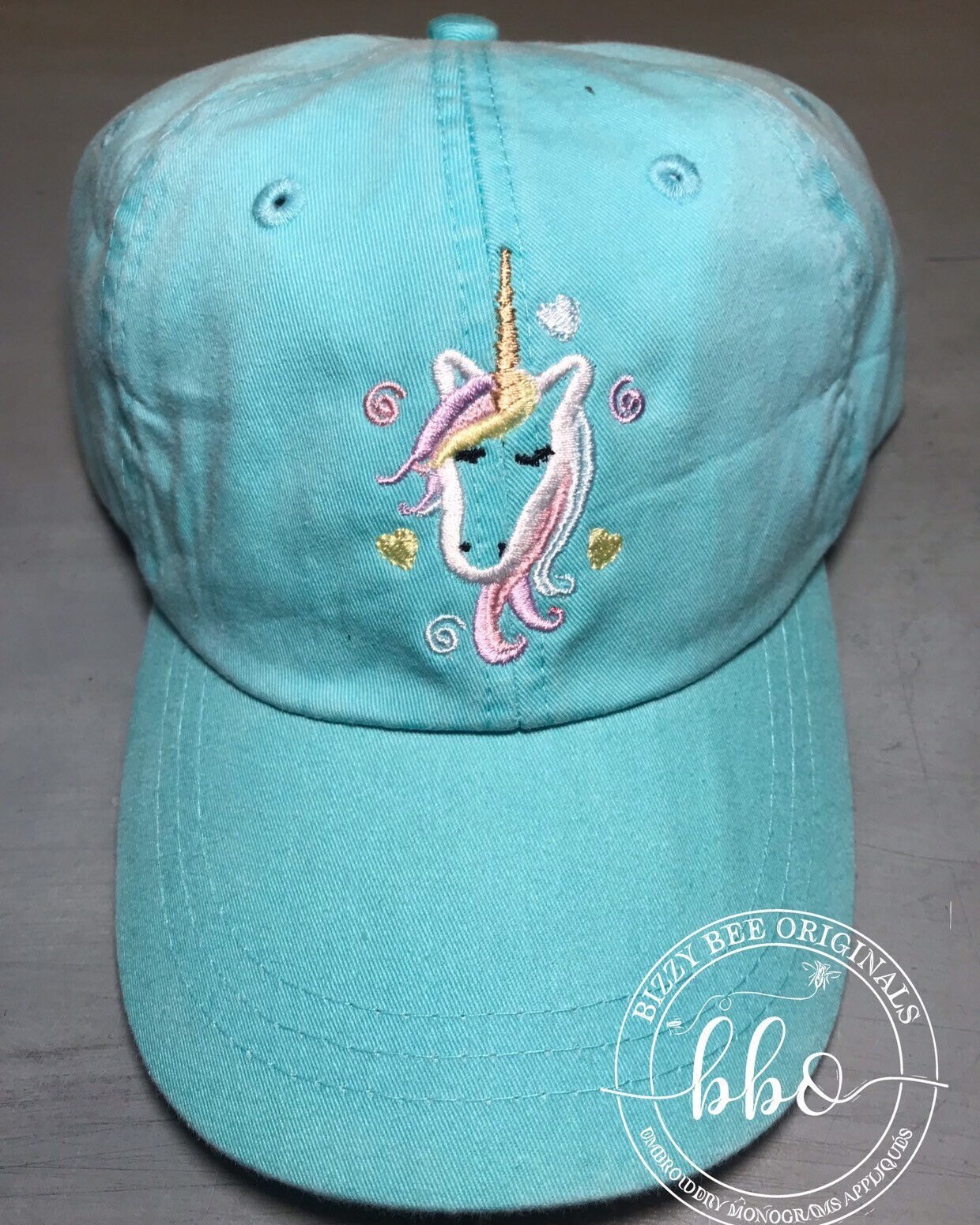 Einhorn Bestickt Mit Monogramm Pigment Gefärbt Personalisierte Baseballkappe Einhorn Bestickt Mit Monogramm Pigment Gefärbt Personalisierte Baseballkappe von MiloNBee