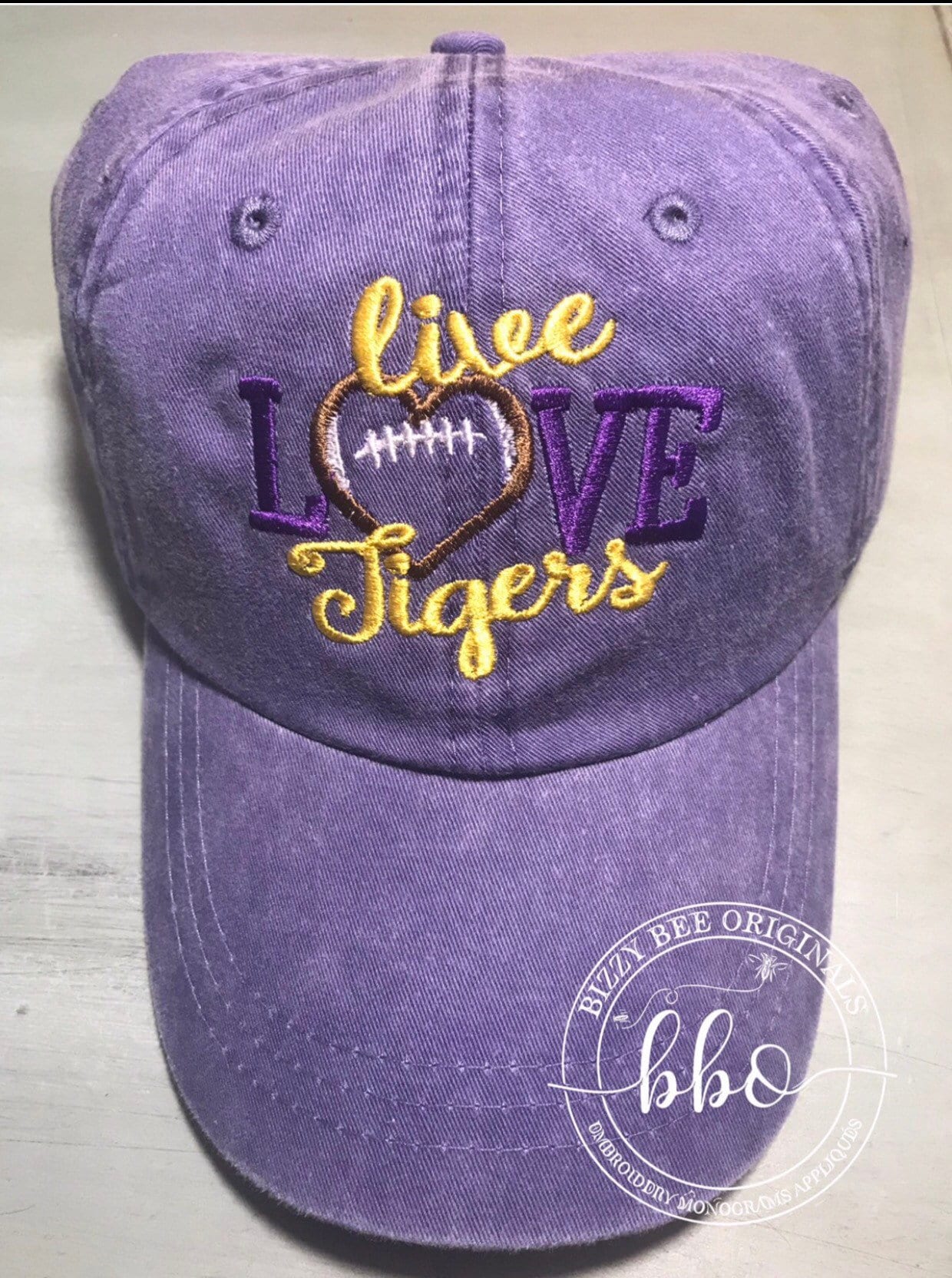 Live Love Tigers Lsu Football Baseball Softball College Bestickt Monogrammed Pigment Dyed Personalisierte Cap Live Love Tigers Lsu Football Baseball Softball College Bestickt Monogrammed Pigment Dyed Personalisierte Cap von MiloNBee