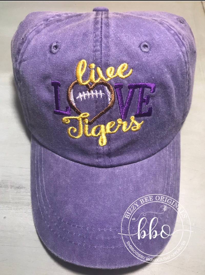 Live Love Tigers Lsu Football Baseball Softball College Bestickt Monogrammed Pigment Dyed Personalisierte Cap Live Love Tigers Lsu Football Baseball Softball College Bestickt Monogrammed Pigment Dyed Personalisierte Cap von MiloNBee