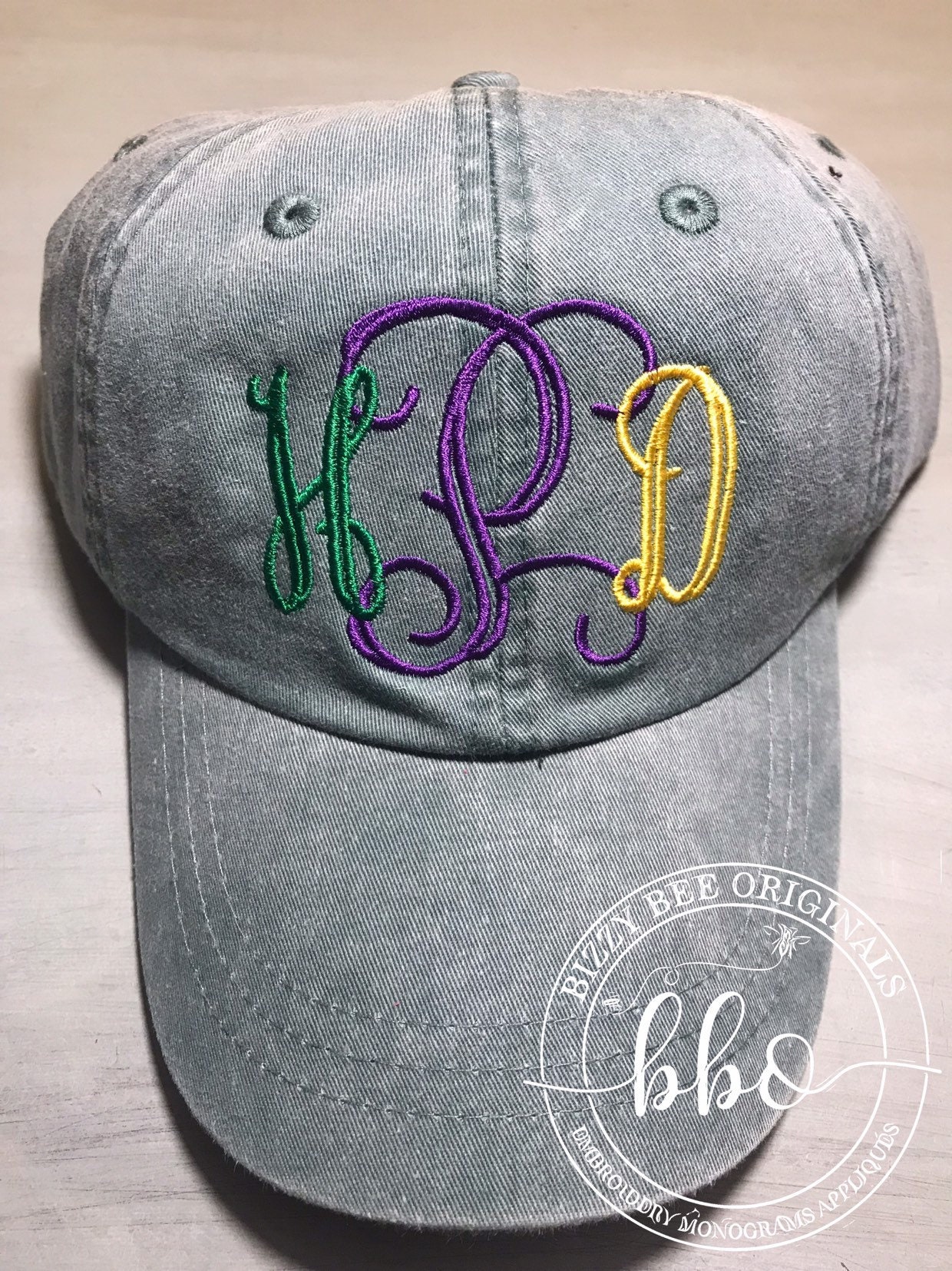 Mardi Gras Bestickte Monogrammierte Pigment Gefärbte Personalisierte Baseball Mütze Mardi Gras Bestickte Monogrammierte Pigment Gefärbte Personalisierte Baseball Mütze von MiloNBee