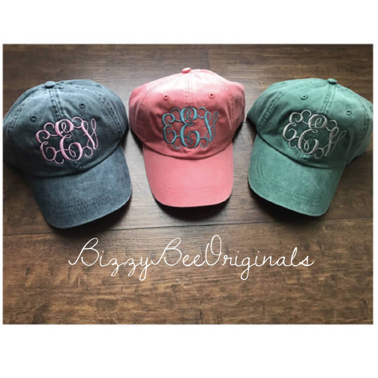 Monogrammierte Mützen, Monogrammierte Baseballkappen, Brautjungfern Geschenk, Brautjungfernmütze, Mütze, Monogrammmütze, Personalisierte Mütze Monogrammierte Mützen, Monogrammierte Baseballkappen, Brautjungfern Geschenk, Brautjungfernmütze, Mütze, Monogrammmütze, Personalisierte Mütze von MiloNBee