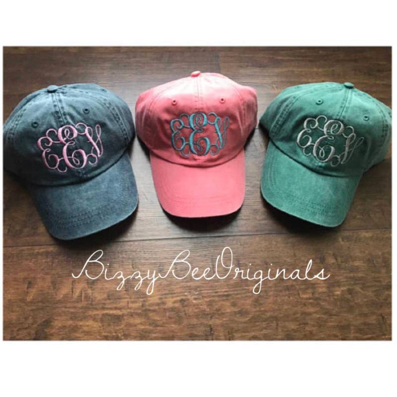 Monogrammierte Mützen, Monogrammierte Baseballkappen, Brautjungfern Geschenk, Brautjungfernmütze, Mütze, Monogrammmütze, Personalisierte Mütze Monogrammierte Mützen, Monogrammierte Baseballkappen, Brautjungfern Geschenk, Brautjungfernmütze, Mütze, Monogrammmütze, Personalisierte Mütze von MiloNBee