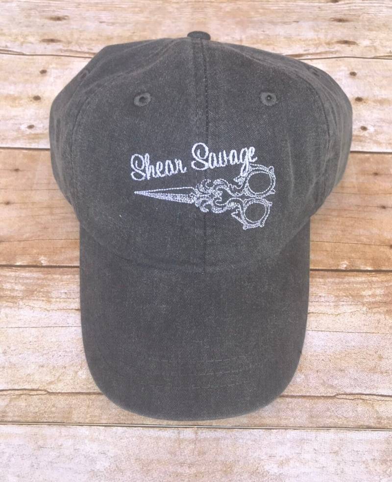 Reine Wilde Schere Haar Kosmetikerin Stylistin Bestickt Mit Monogramm Pigment Gefärbt Personalisierte Baseballkappe Reine Wilde Schere Haar Kosmetikerin Stylistin Bestickt Mit Monogramm Pigment Gefärbt Personalisierte Baseballkappe von MiloNBee