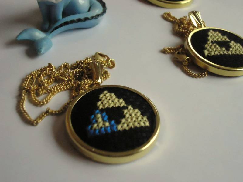 Gestickte Triforce Halskette Gestickte Triforce Halskette von Miloceane