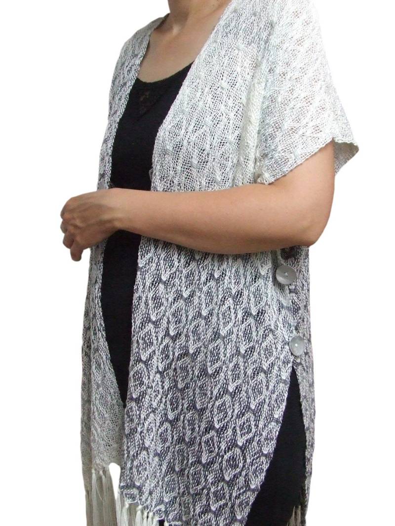 Handgewebte Sommer Poncho Weste Mikrofaser Hangewebte Knöpfe Ooak Muttertag Grauer Spitzen Schal von MimaHandwovens