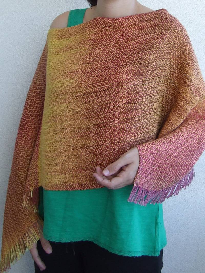 Handgewebter Poncho. Handgefärbte Baumwolle. Einzelstück von MimaHandwovens