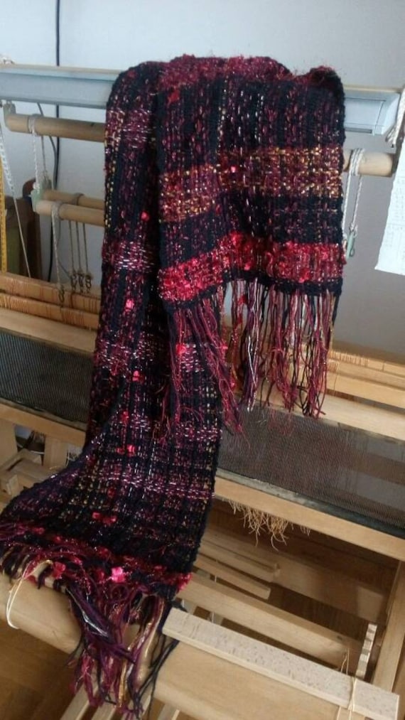 Schwarz Rot Gold Schal Handgewebt Wolle Handweberei Winter Mode Valentinstag Schwarzer Damen Schals Accessoires Handgewebter von MimaHandwovens