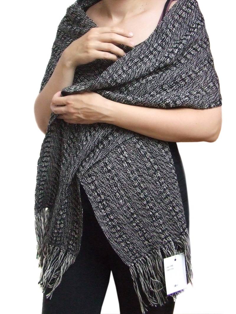 Schwarz Und Weiß Schal Baumwollschal Modeschal Geschenk Für Sie Fransenschal Handgewebter Wickelschal von MimaHandwovens