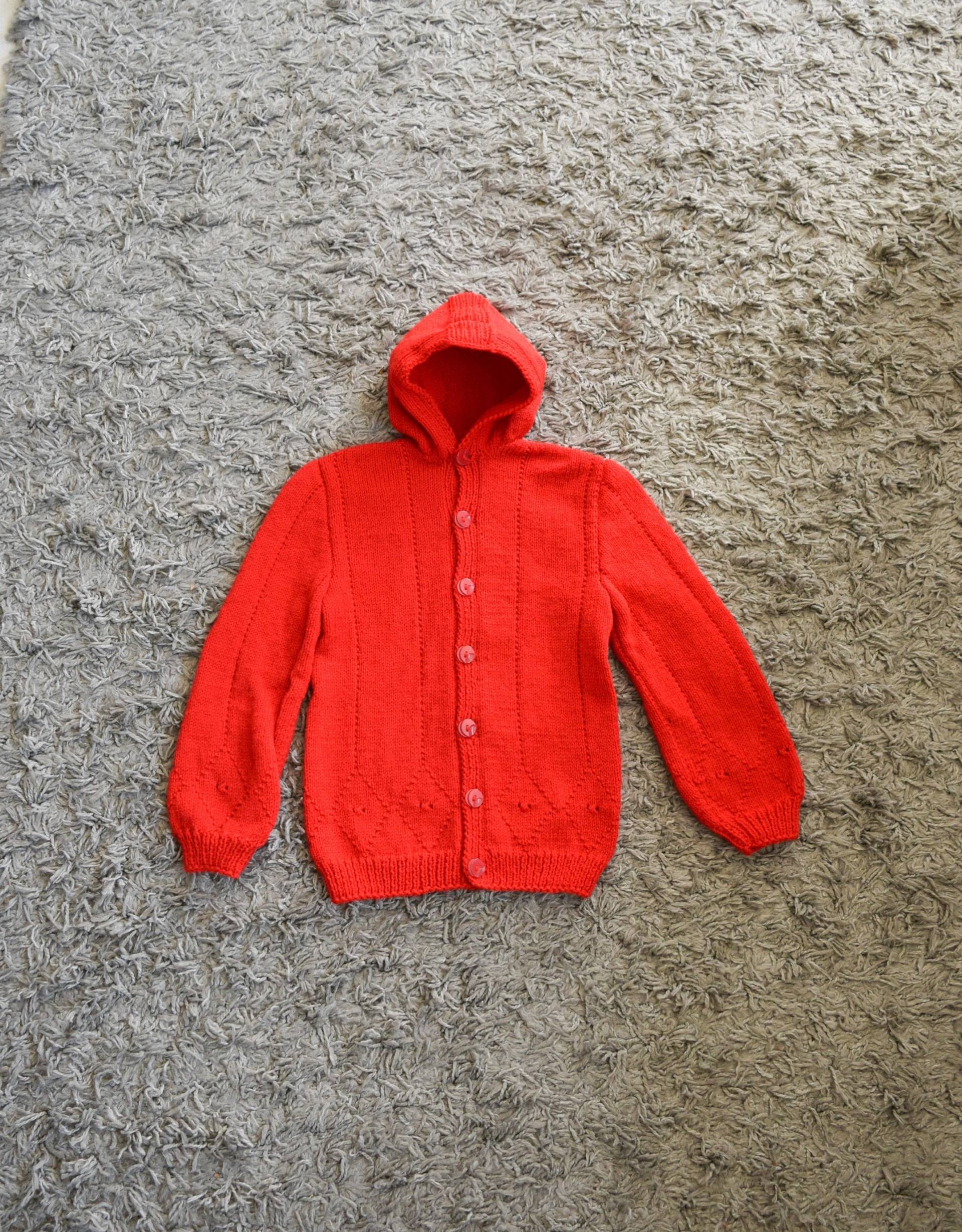 Handgestrickte Strickjacke, Mit Kapuze, Knöpfe, Kleinkind Cardigan, Jungen Pullover, Handgemachte Kindermode, Größe 5-6 Jahre, Premium-Acryl-Garn von MimiKatiHandmade