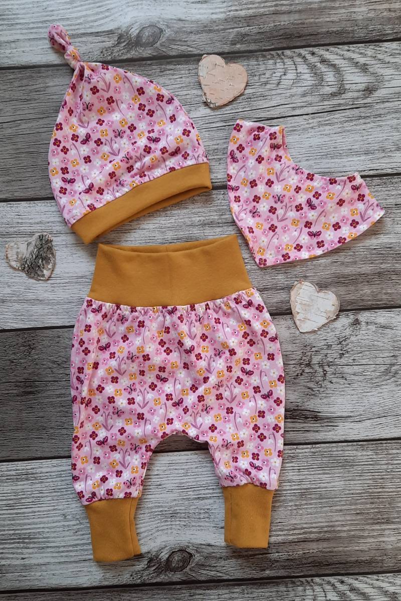 Baby Set Pumphose Mütze Halstuch Baggy Pants Blumen Blüten Mädchen Sommer Rosa Gr. 56 + 62 von Mimimimahandmade