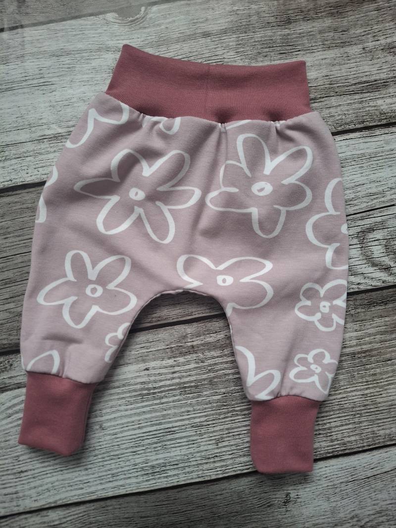 Baggy Pants Hose Pumphose Baby Kind Kleinkind Rosa Und Weiße Blumen 56 62 68 74 80 86 92 98 104 110 116 122 128 134 von Mimimimahandmade