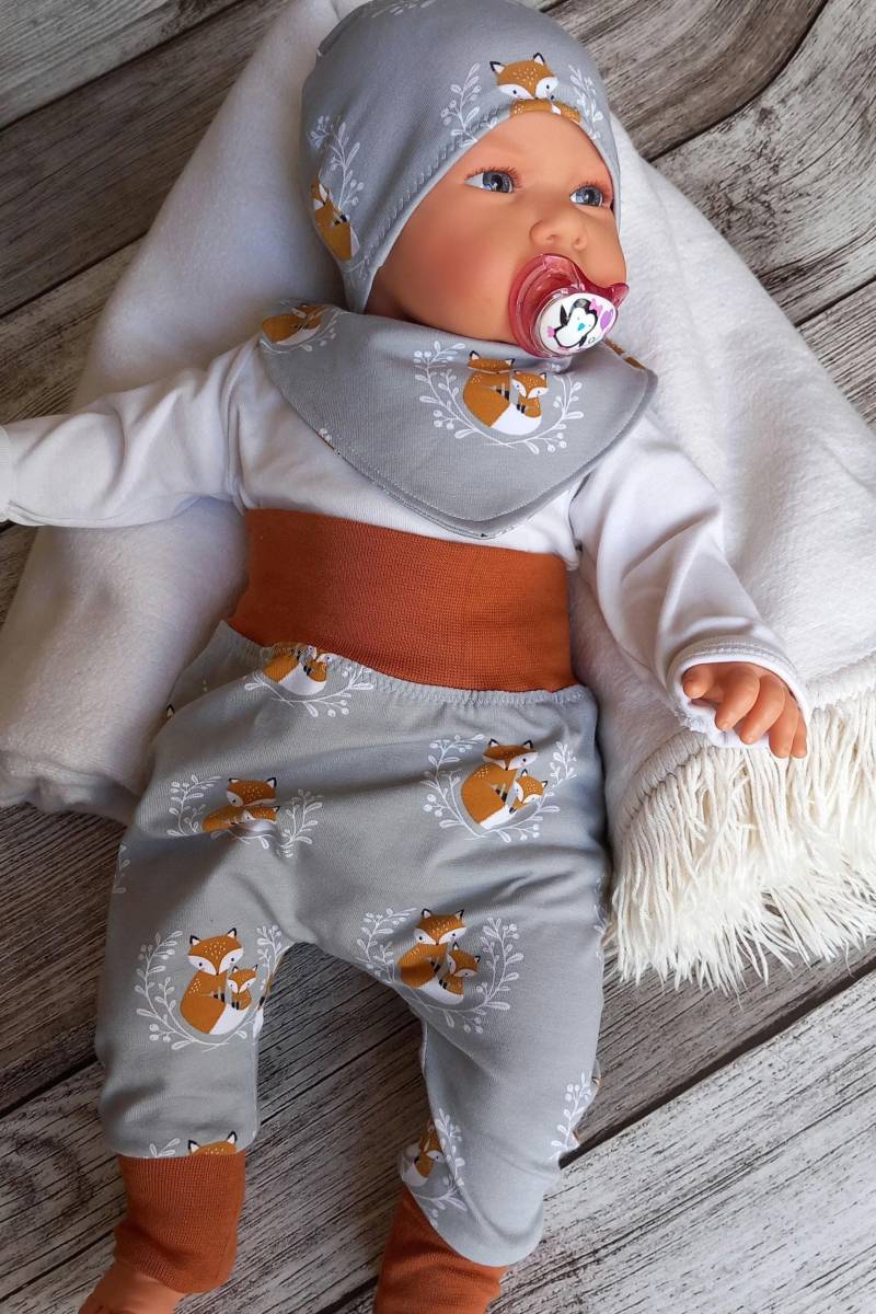 Set Baby Mit Fuchs Auf Grau | Baggy Pants Hose, Halstuch Und Mütze Junge Mädchen von Mimimimahandmade