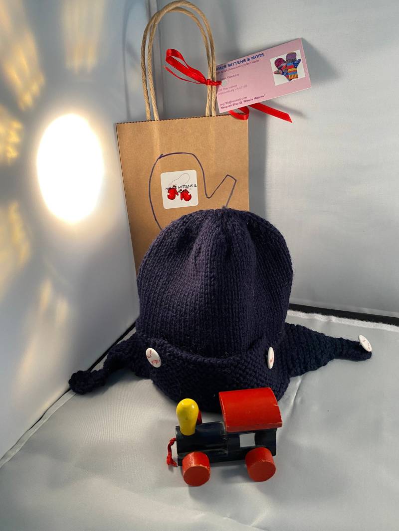 Handgestrickte Baby Mütze Für 6-12 Monate, Dunkel Blau Mit Weissen Babeball Knöpfen von MimisMittensAndMore