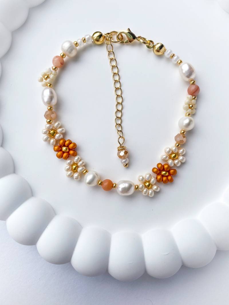 Autumn Handgemachte Dainty Blumen Armband Rocailles, Süsswasserperlen, Naturstein Und Kristalle Autumn Handgemachte Dainty Blumen Armband Rocailles, Süsswasserperlen, Naturstein Und Kristalle von MimitaStudio