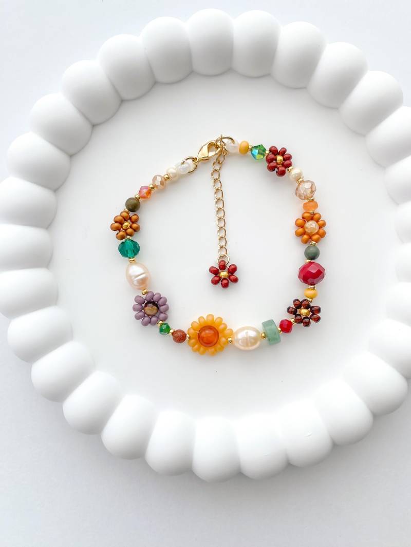 Marigold Armband Handgefertigtes Herbst-Inspiriertes Boho Daisy Armband Mit Rocailles Perlen, Kristallperlen Und Edelsteinen Marigold Armband Handgefertigtes Herbst-Inspiriertes Boho Daisy Armband Mit Rocailles Perlen, Kristallperlen Und Edelsteinen von MimitaStudio