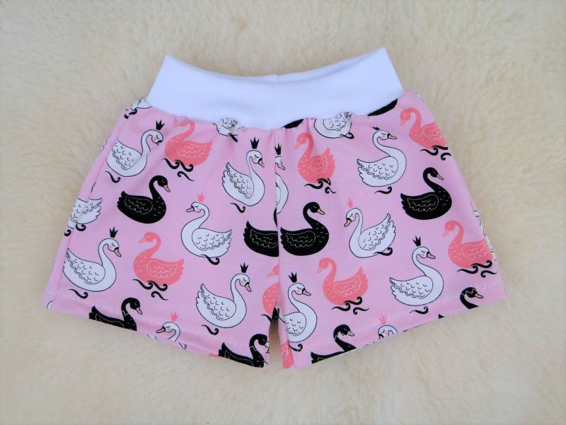 Gr. 86/92 Shorts/Kurze Hose "Schwäne" Gr. 86/92 Shorts/Kurze Hose "Schwäne" von MimiundPauli