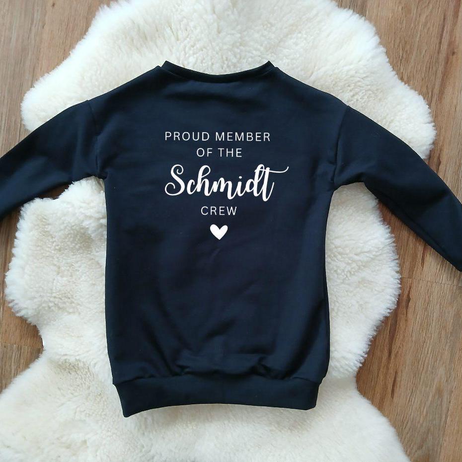 Sweater "Proud Member Of The Crew" Rücken Personalisiert, Geschenk, Geburtsgeschenk, Gr. 62-134 von MimiundPauli