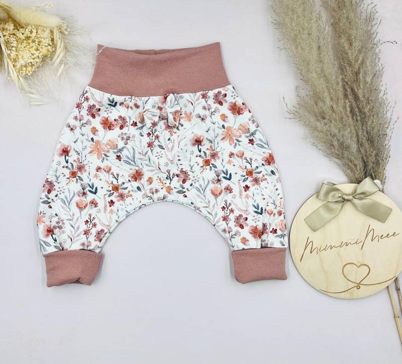 Pumphose Babyhose Hose Baby Kind Kleinkind Mädchen Blumenmuster Rüschenhose Haremshose Mitwachshose Geschenk Gr. 44 56 62 68 74 80 86 92 98 von Mimmimeee