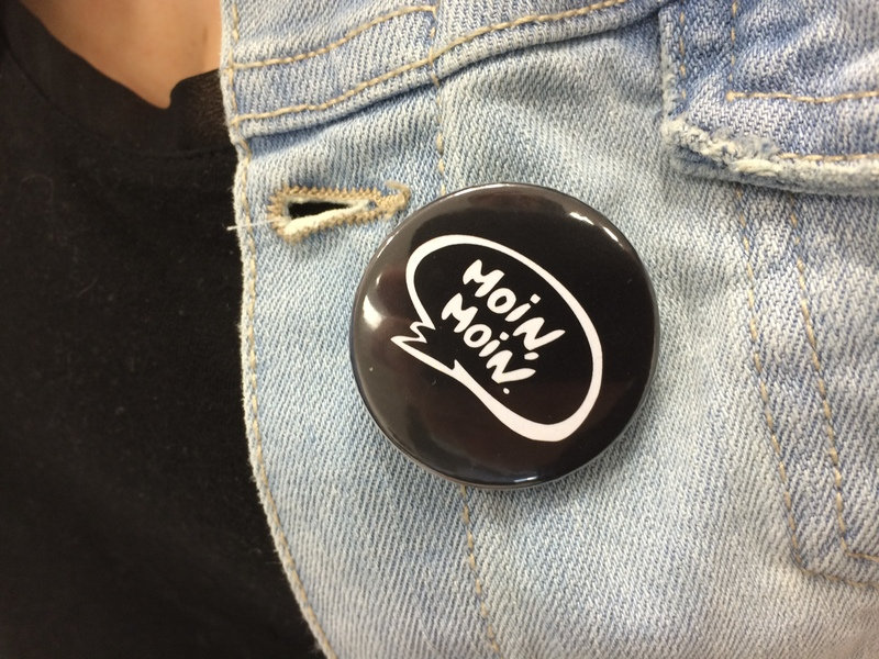 Moin - Button Geschenkidee/Geschenk/Kleinigkeit/Pin/Moinmoin/Catbutton//Ansteckpin/Ansteckbutton von Mimmscat