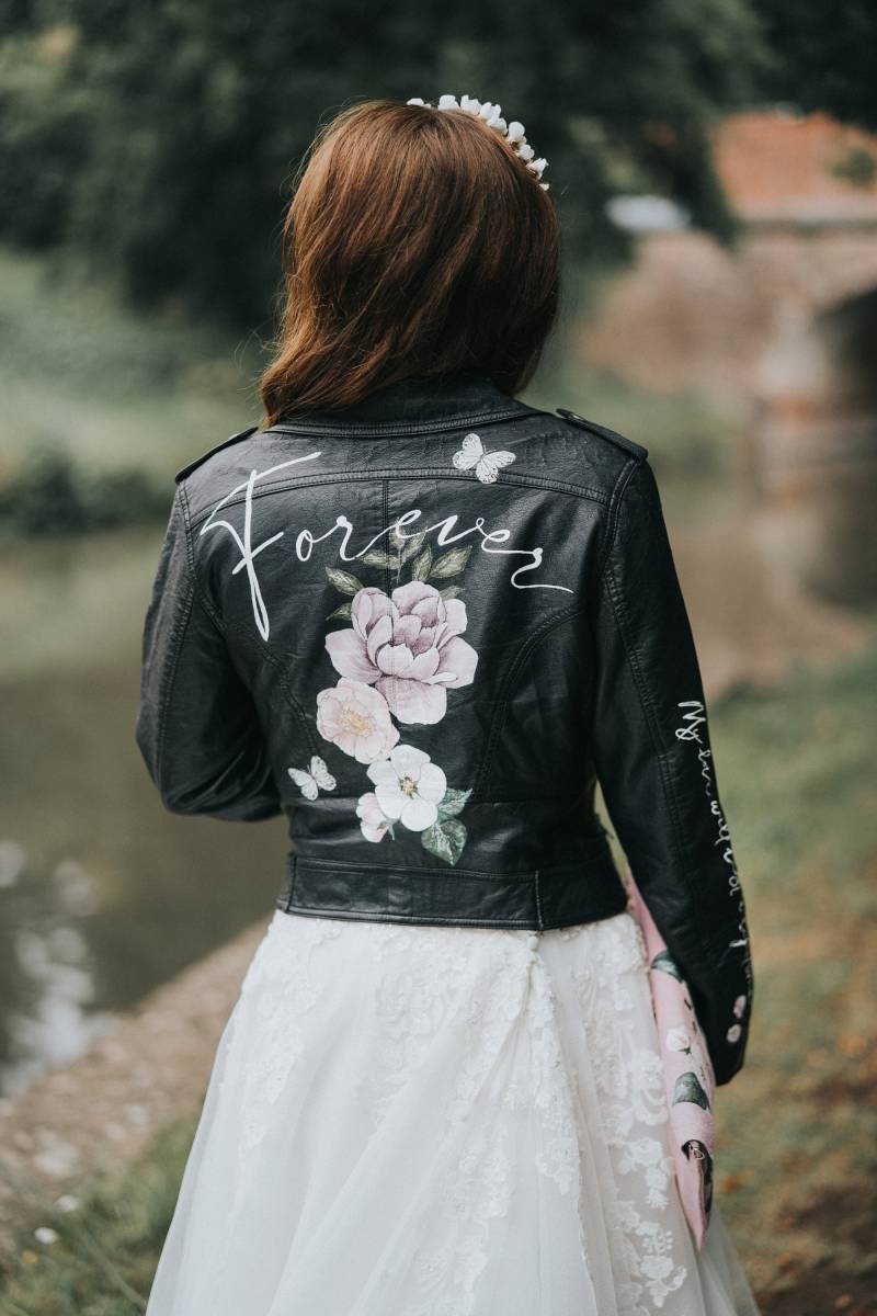 Personalisierte Handgemalte Design Just Married Lederjacke, Leder Brautjacke, Hochzeit, Florale Hochzeitsjacke, Custom Lettering, Uk von LoveFromMimosa
