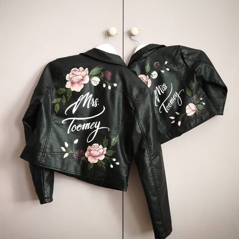Personalisierte Handgemalte Lederjacken, Mama Und Ich, Braut Blumenmädchen Maßgeschneidertes Design Frauen Oder Mädchen, Jacke Malerei Uk von LoveFromMimosa