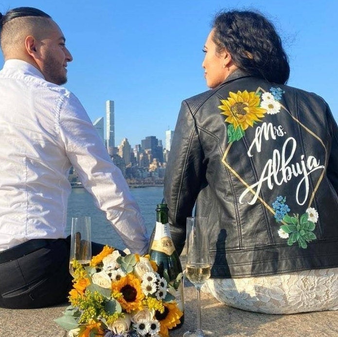 Personalisierte Jacke Malerei, Sonnenblume Florale Jacke, Lederjacke Custom Design Calligraphy, Bespoke Painted Uk von LoveFromMimosa