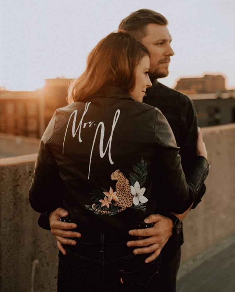 Personalisierte Leder Mrs Jacke Malerei, Leopard Floral Brautjacke, Custom Hochzeitsjacke. Bespoke Bemalte Lederjacke von LoveFromMimosa