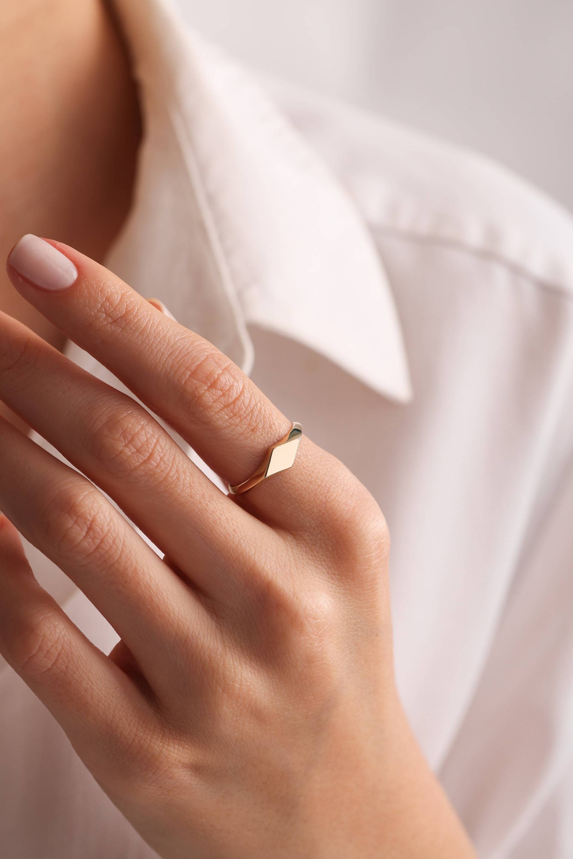 14K Gold Siegelring Zierliche Goldring Ringe Für Frauen Jubiläumsgeschenk Sie Zarte Ring Geburtstagsgeschenk Muttertagsgeschenke 14K Gold Siegelring Zierliche Goldring Ringe Für Frauen Jubiläumsgeschenk Sie Zarte Ring Geburtstagsgeschenk Muttertagsgeschenke von MimraDiamondJewelry