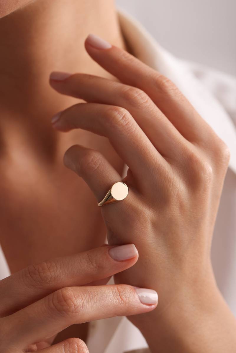 14K Gold Siegelring Zierliche Goldring Ringe Für Frauen Jubiläumsgeschenk Sie Zarte Ring Geburtstagsgeschenk Muttertagsgeschenke von MimraDiamondJewelry
