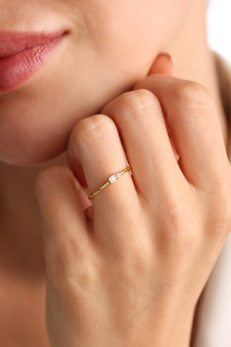 14K Solid Gold Baguette Ring Minimal Versprechen Goldring Solitaire Frauen Jahrestagsgeschenk Für Sie Zarter von MimraDiamondJewelry