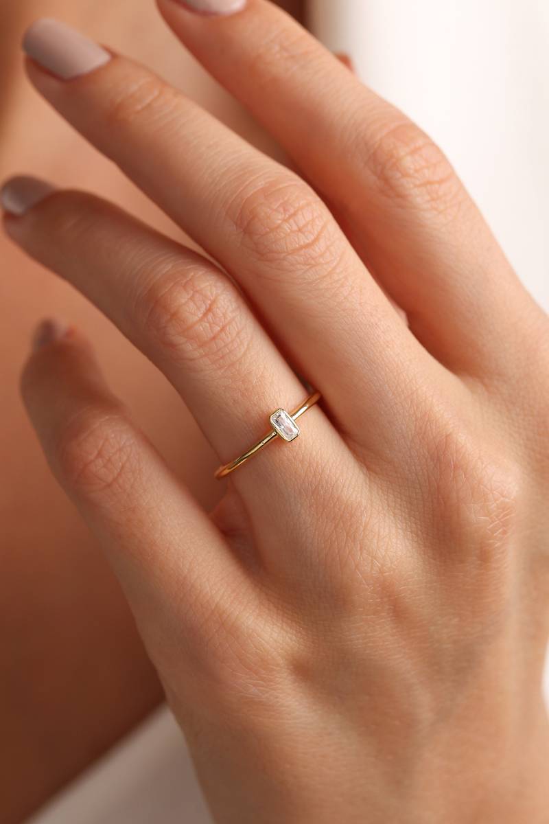 14K Solid Gold Baguette Ring Minimal Versprechen Goldring Solitaire Frauen Jahrestagsgeschenk Für Sie Zarter von MimraDiamondJewelry