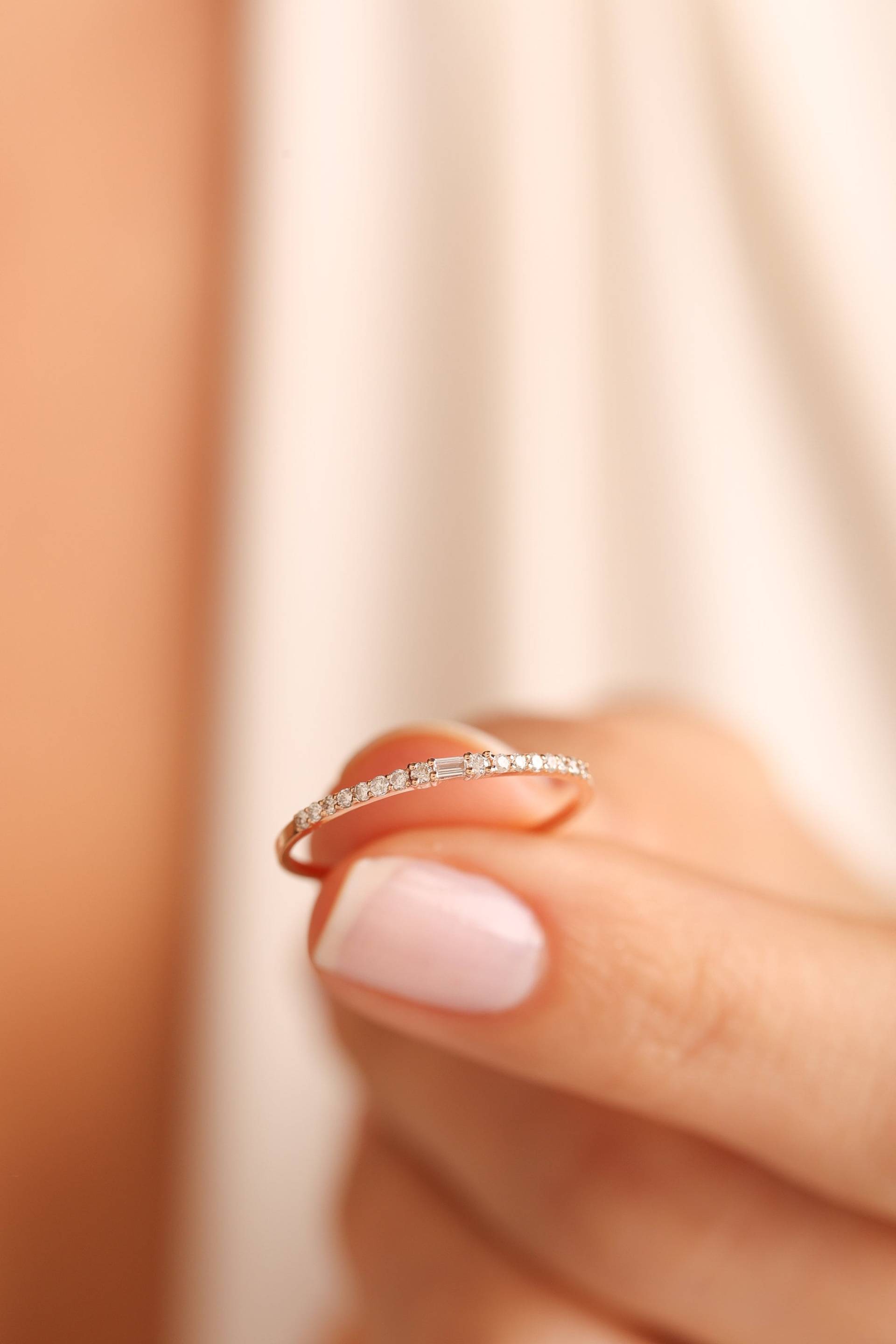 Mimra Diamantring Rohdiamantring Baguette Benutzerdefinierter Ehering Goldring Handgefertigter Schmuck Versprechensring Mimra Diamantring Rohdiamantring Baguette Benutzerdefinierter Ehering Goldring Handgefertigter Schmuck Versprechensring von MimraDiamondJewelry