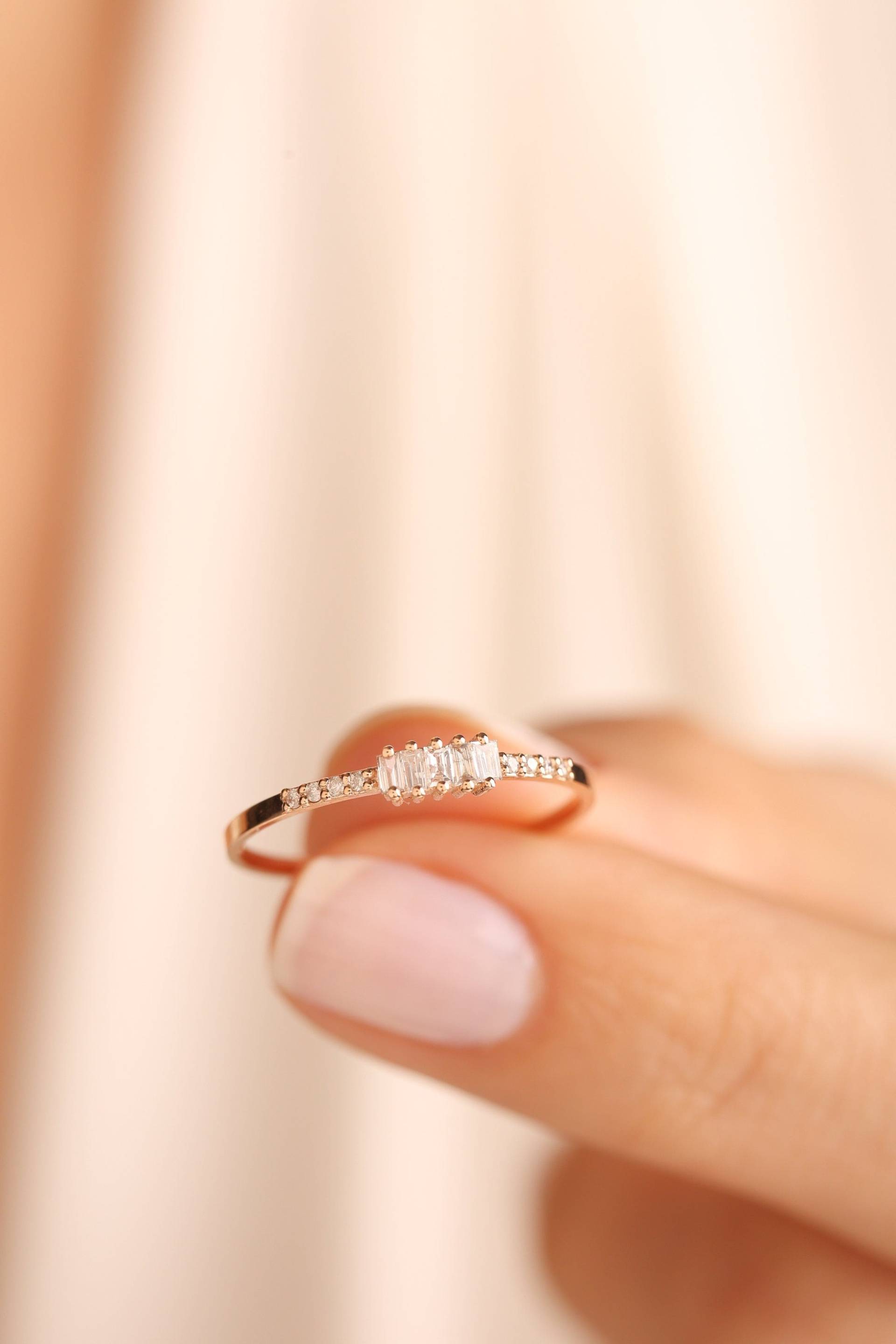 Mimra Diamantring Rohdiamantring Baguette-Diamantring Benutzerdefinierter Ehering Goldring Handgefertigter Schmuck Versprechensring Mimra Diamantring Rohdiamantring Baguette-Diamantring Benutzerdefinierter Ehering Goldring Handgefertigter Schmuck Versprechensring von MimraDiamondJewelry