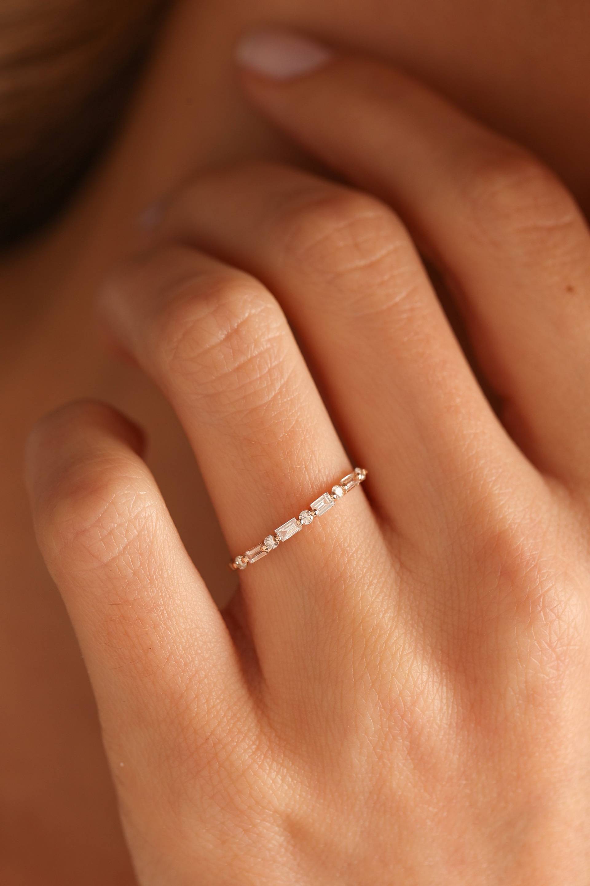 Mimra Diamantring Rohdiamantring Baguette-Diamantring Benutzerdefinierter Ehering Goldring Handgefertigter Schmuck Versprechensring Mimra Diamantring Rohdiamantring Baguette-Diamantring Benutzerdefinierter Ehering Goldring Handgefertigter Schmuck Versprechensring von MimraDiamondJewelry