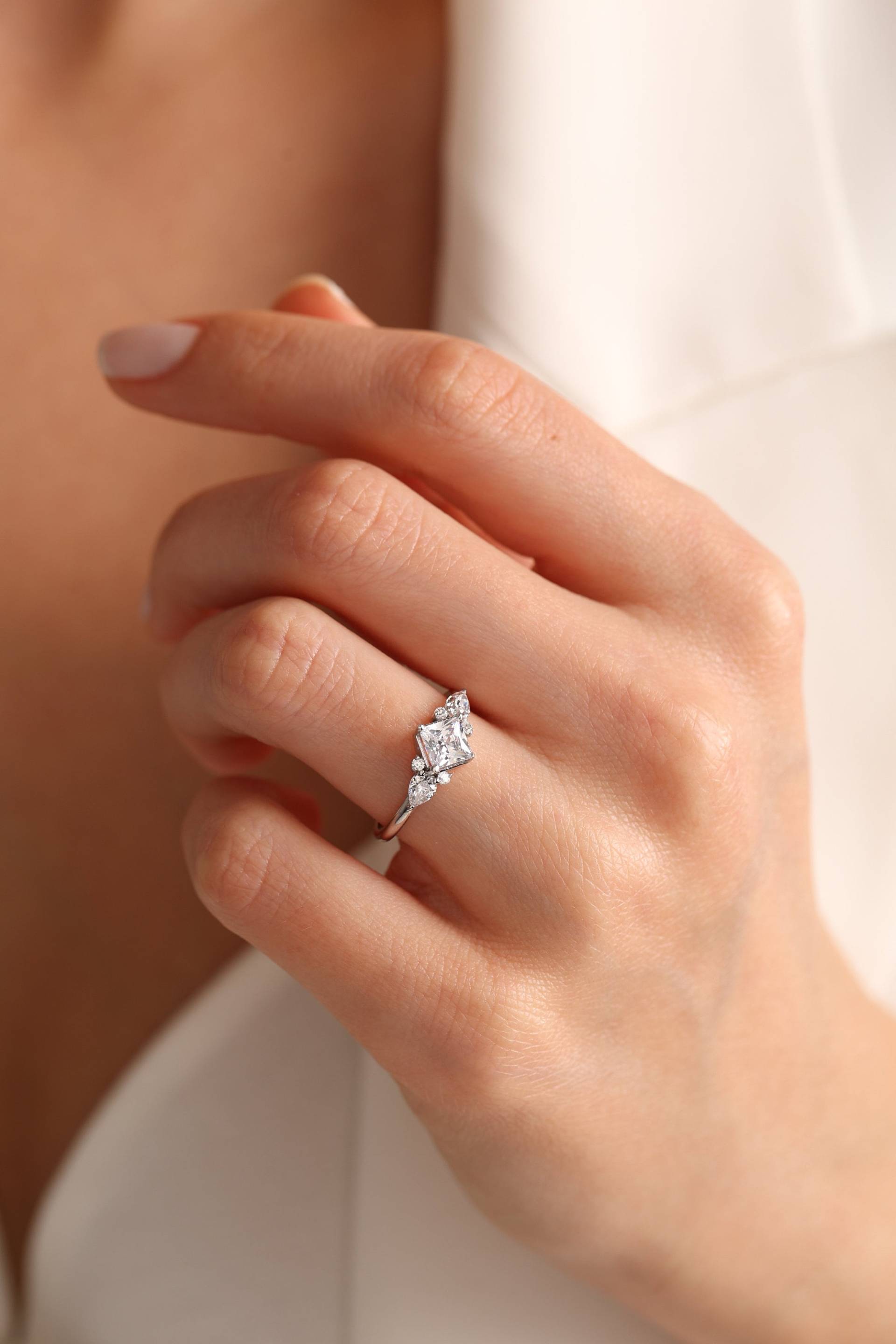 Mimra Diamantring Rohdiamantring Baguette-Diamantring Benutzerdefinierter Ehering Goldring Handgefertigter Schmuck Versprechensring Mimra Diamantring Rohdiamantring Baguette-Diamantring Benutzerdefinierter Ehering Goldring Handgefertigter Schmuck Versprechensring von MimraDiamondJewelry