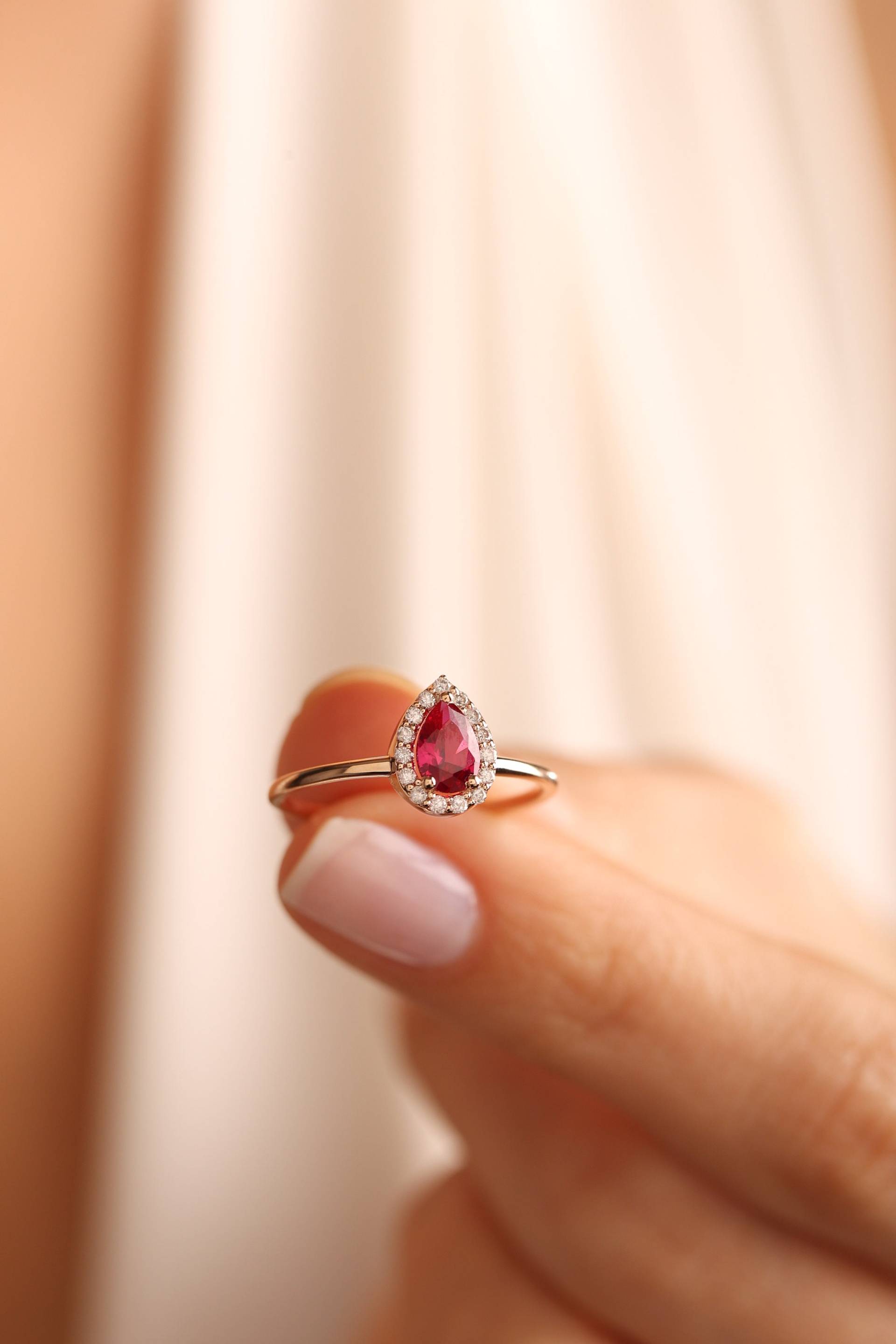 Mimra Diamond Jewelry Ruby Ring Vintage Raw Handmade Solid Gold Goldschmuck Für Frauen Weihnachtsgesc Mimra Diamond Jewelry Ruby Ring Vintage Raw Handmade Solid Gold Goldschmuck Für Frauen Weihnachtsgesc von MimraDiamondJewelry