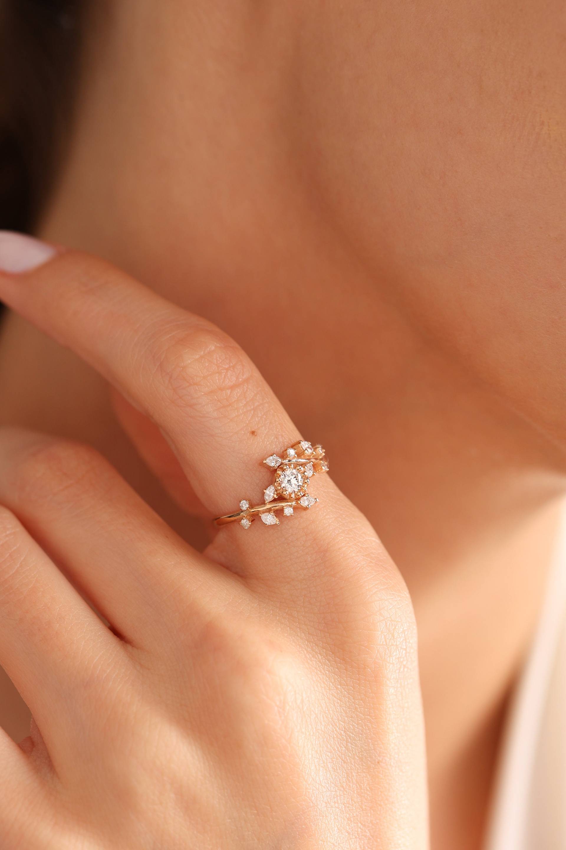 Mimra Leafy Curved Diamond Ring Einzigartiger Schmuck Infinity Ehering Paarringe Zarter Versprechensring Für Sie Mimra Leafy Curved Diamond Ring Einzigartiger Schmuck Infinity Ehering Paarringe Zarter Versprechensring Für Sie von MimraDiamondJewelry