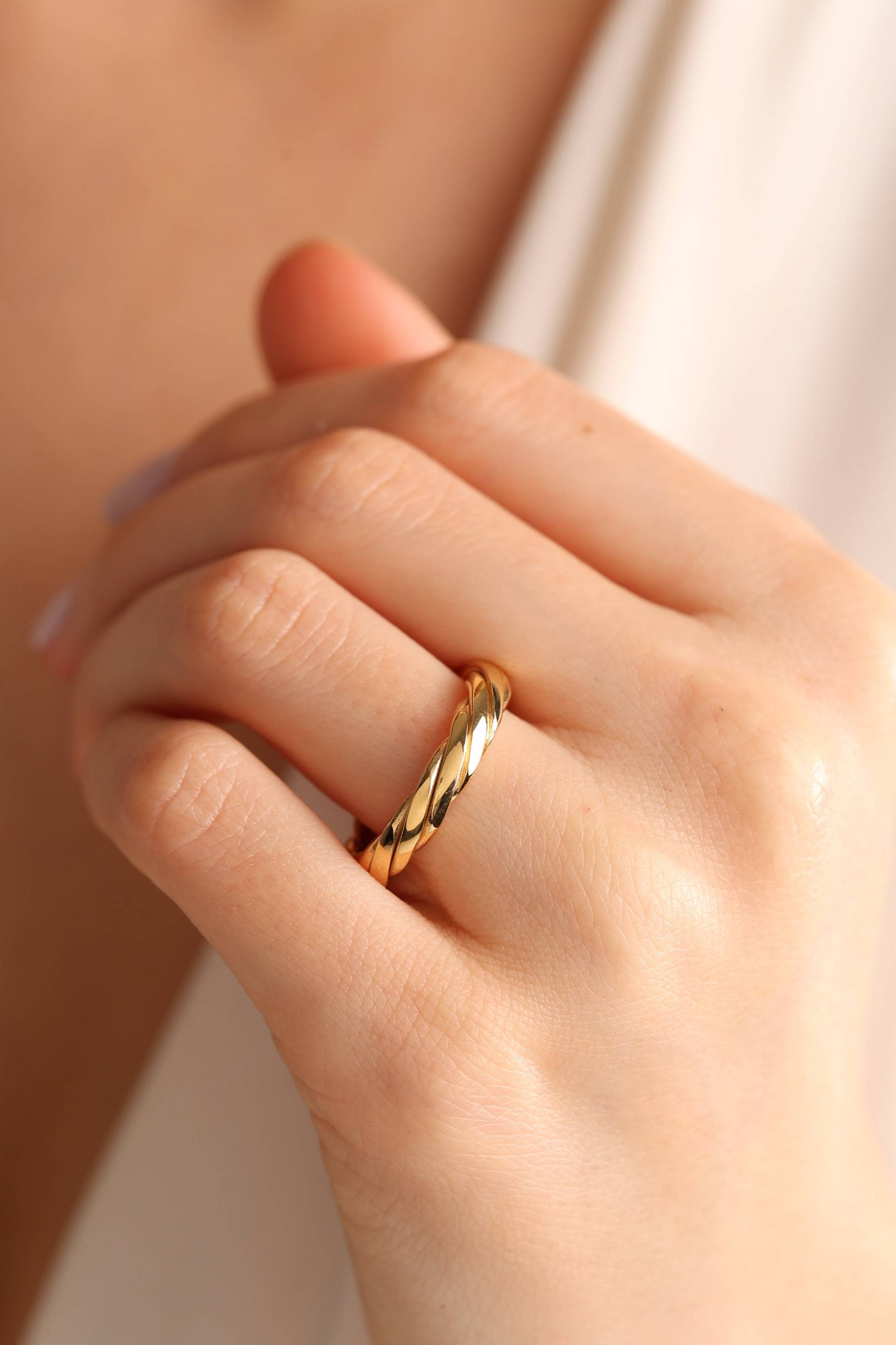 Mimra Schmuck 14K Gold Ehering Zierlicher Goldring Verlobungsring Für Männer Individuell Gravierter Massiver Fra Mimra Schmuck 14K Gold Ehering Zierlicher Goldring Verlobungsring Für Männer Individuell Gravierter Massiver Fra von MimraDiamondJewelry