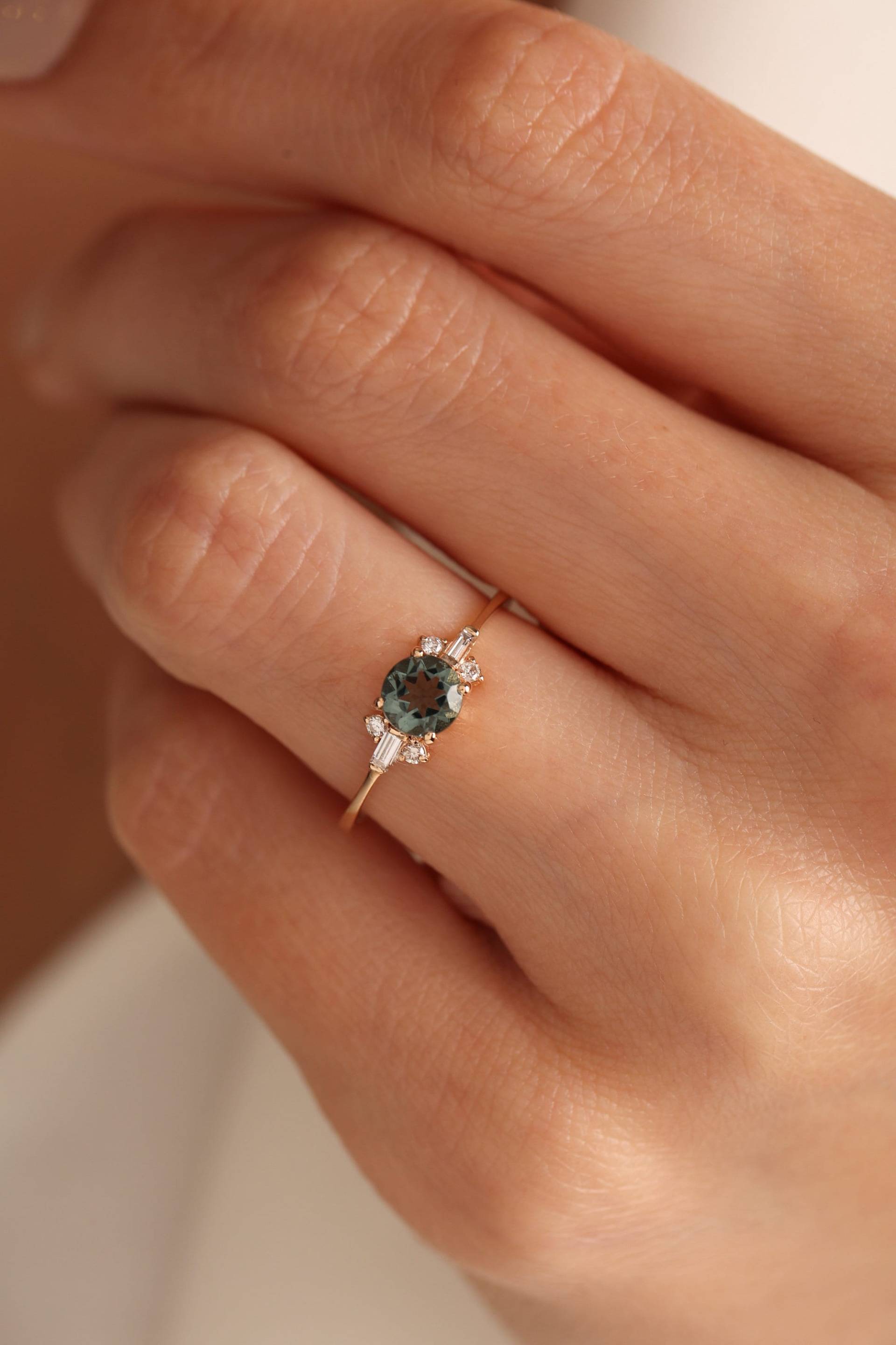 Smaragdring Diamant Versprechensring Ehering Paarringe Zarter Ring Für Sie Geschenke Ringgeschenk Smaragdring Diamant Versprechensring Ehering Paarringe Zarter Ring Für Sie Geschenke Ringgeschenk von MimraDiamondJewelry