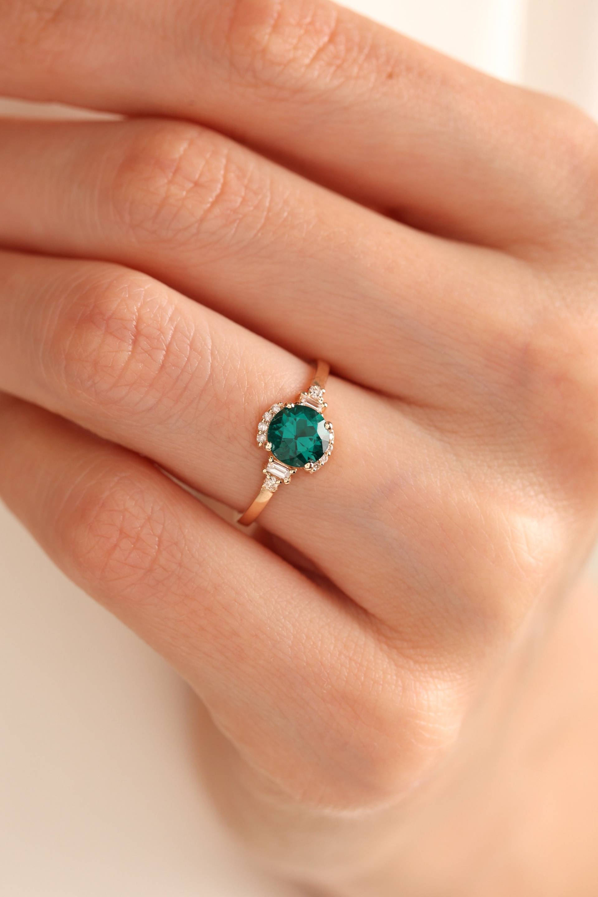 Smaragdring Diamant Versprechensring Ehering Zarter Ring Für Sie Geschenke Paarringe Ringgeschenk Smaragdring Diamant Versprechensring Ehering Zarter Ring Für Sie Geschenke Paarringe Ringgeschenk von MimraDiamondJewelry