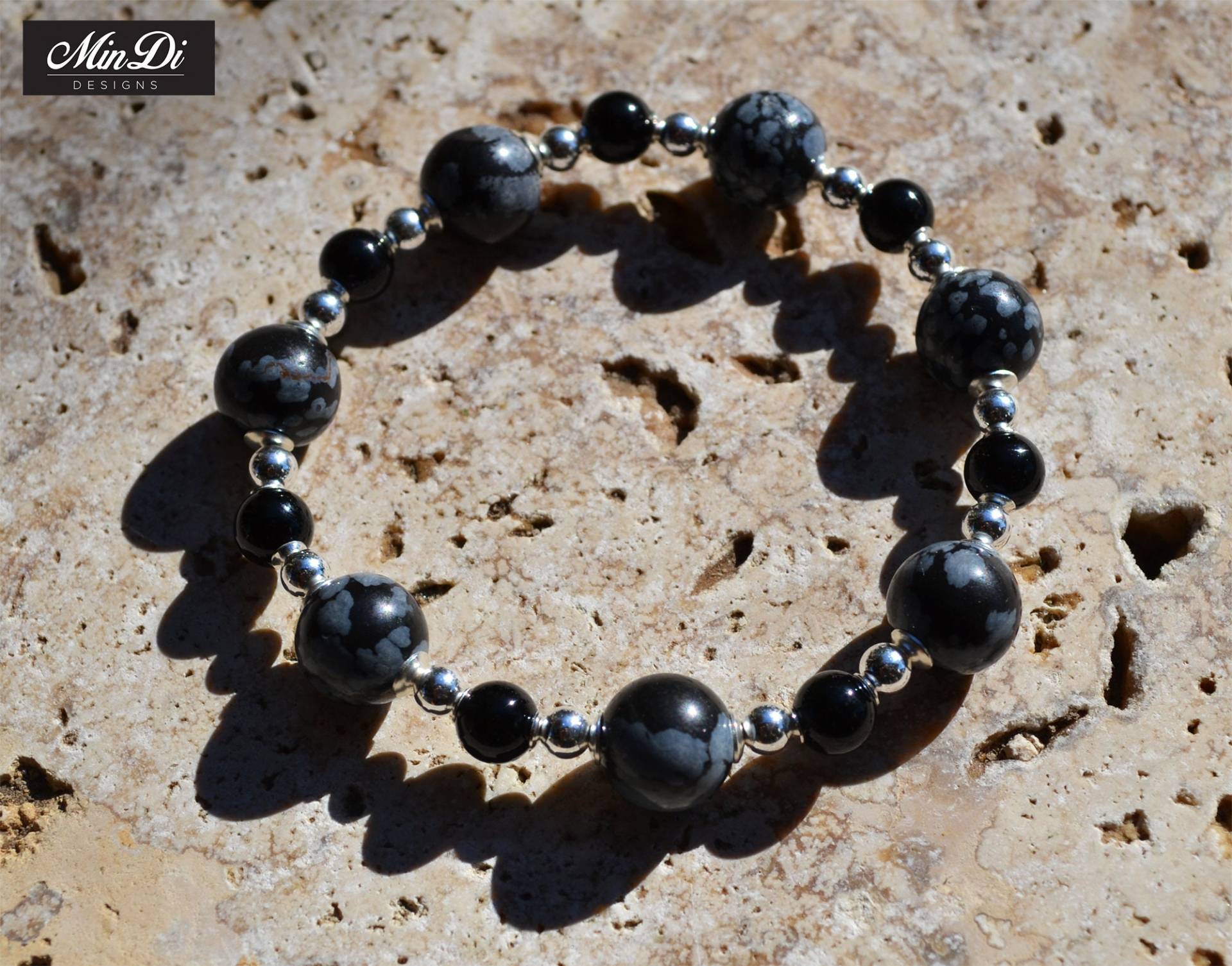 Handgefertigtes Stretch Armband Mit Sterling Silber, Schwarzer Onyx & Obsidian Schneeflocke von MinDiDesign