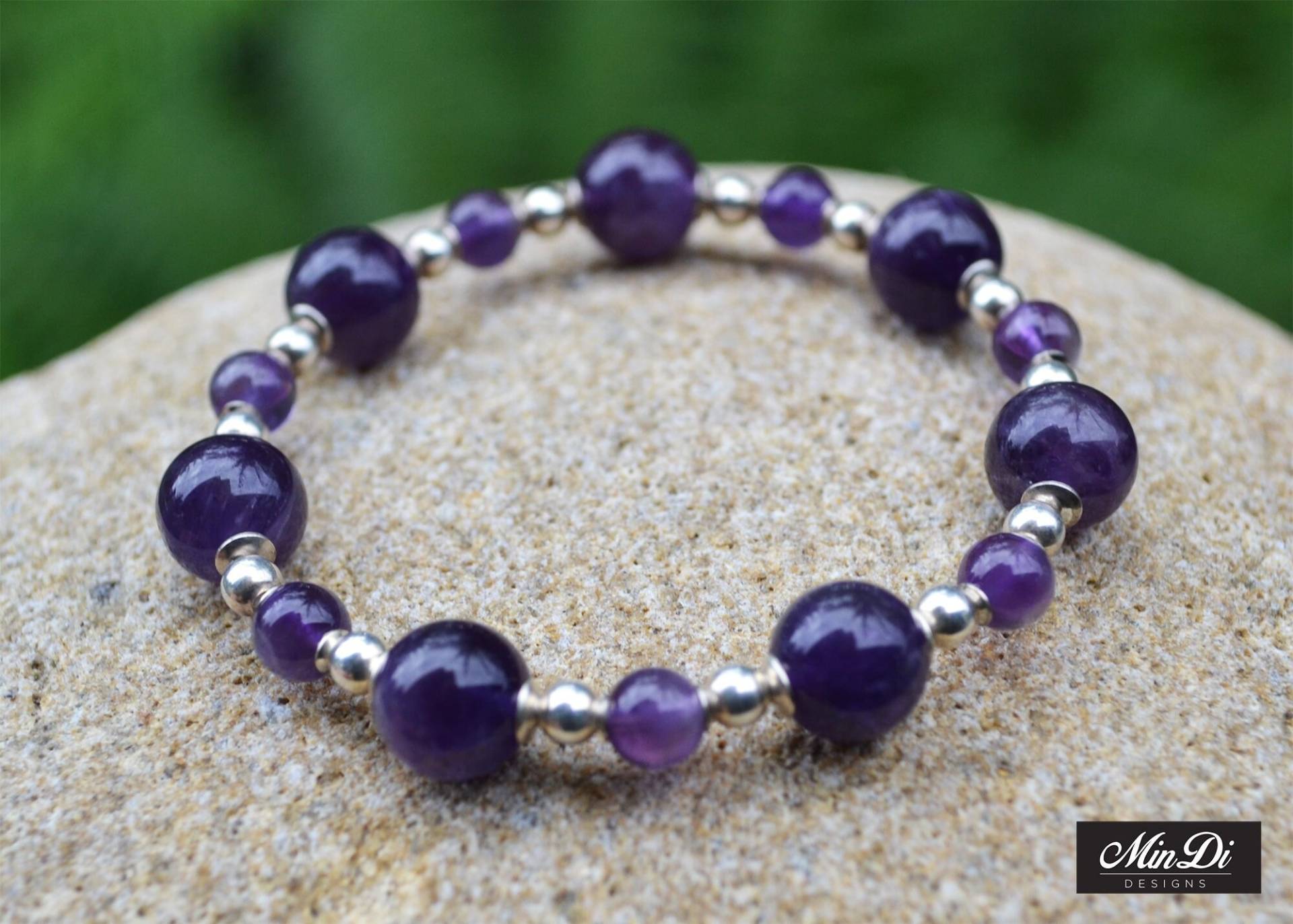 Handgefertigtes Stretch Armband Mit Sterling Silber & Amethyst Handgefertigtes Stretch Armband Mit Sterling Silber & Amethyst von MinDiDesign