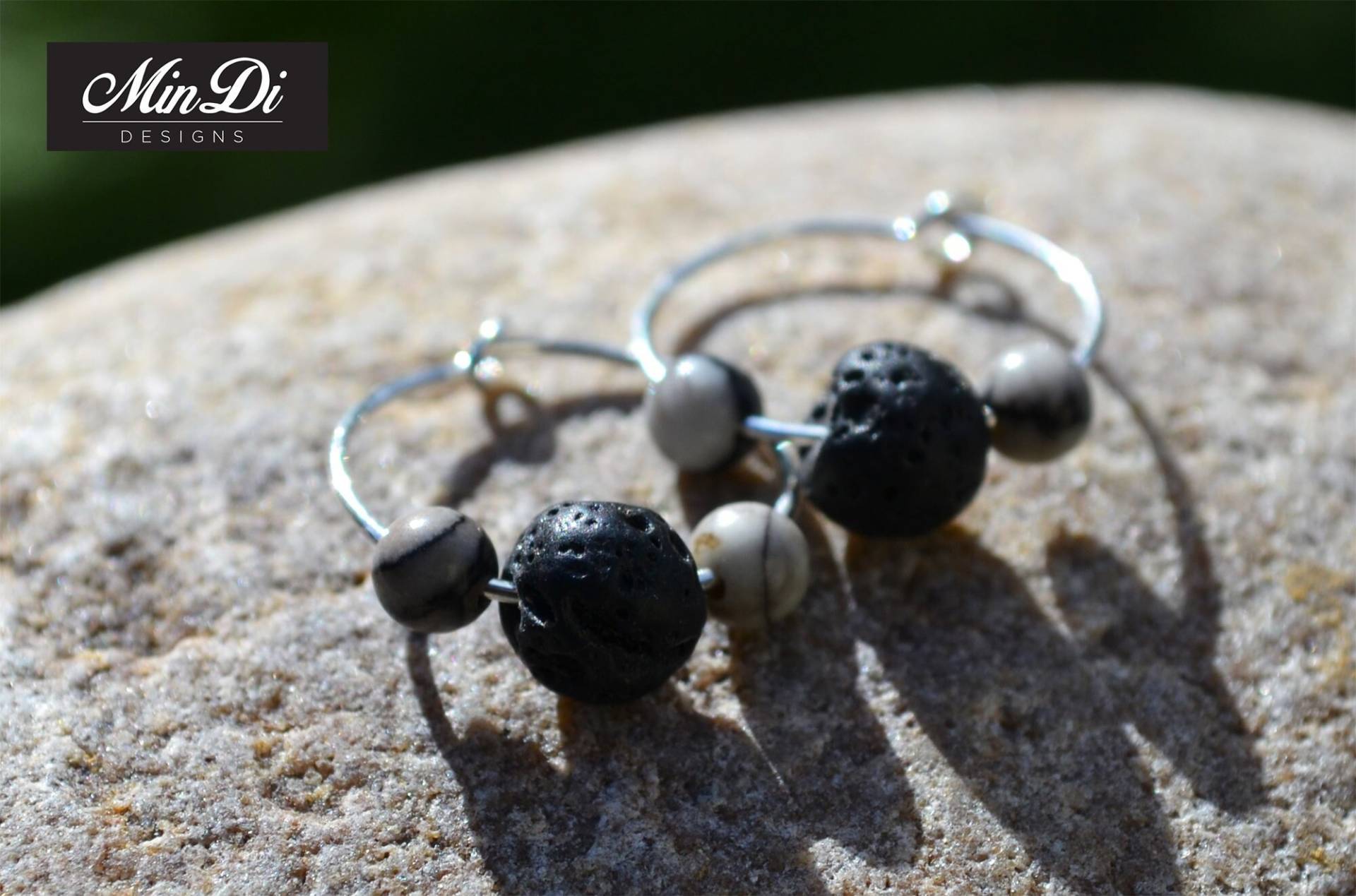 Ohrringe, Paar Handgefertigte Hoop Ohrringe Mit Sterling Silber, Schwarzem Aderjaspis & Lavastein Ohrringe, Paar Handgefertigte Hoop Ohrringe Mit Sterling Silber, Schwarzem Aderjaspis & Lavastein von MinDiDesign