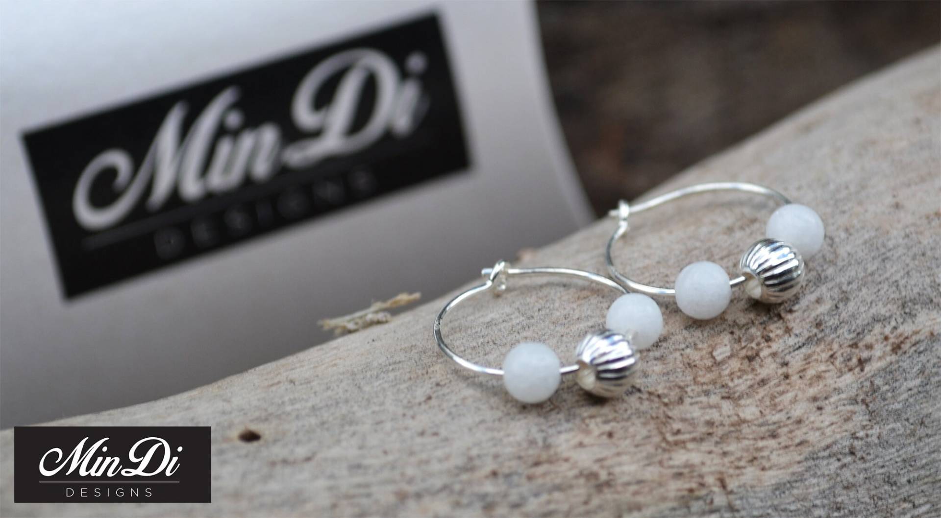 Ohrringe, Paar Handgefertigte Hoop Ohrringe Mit Sterling Silber & Weißer Jade von MinDiDesign