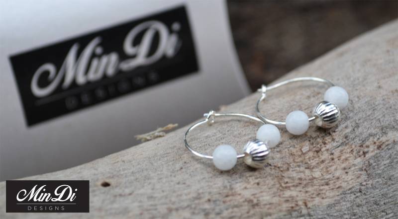 Ohrringe, Paar Handgefertigte Hoop Ohrringe Mit Sterling Silber & Weißer Jade von MinDiDesign